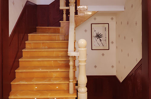 黄流镇中式别墅室内汉白玉石楼梯的定制安装装饰效果